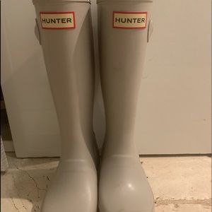 Hunter rain boots barely used. Light gray color